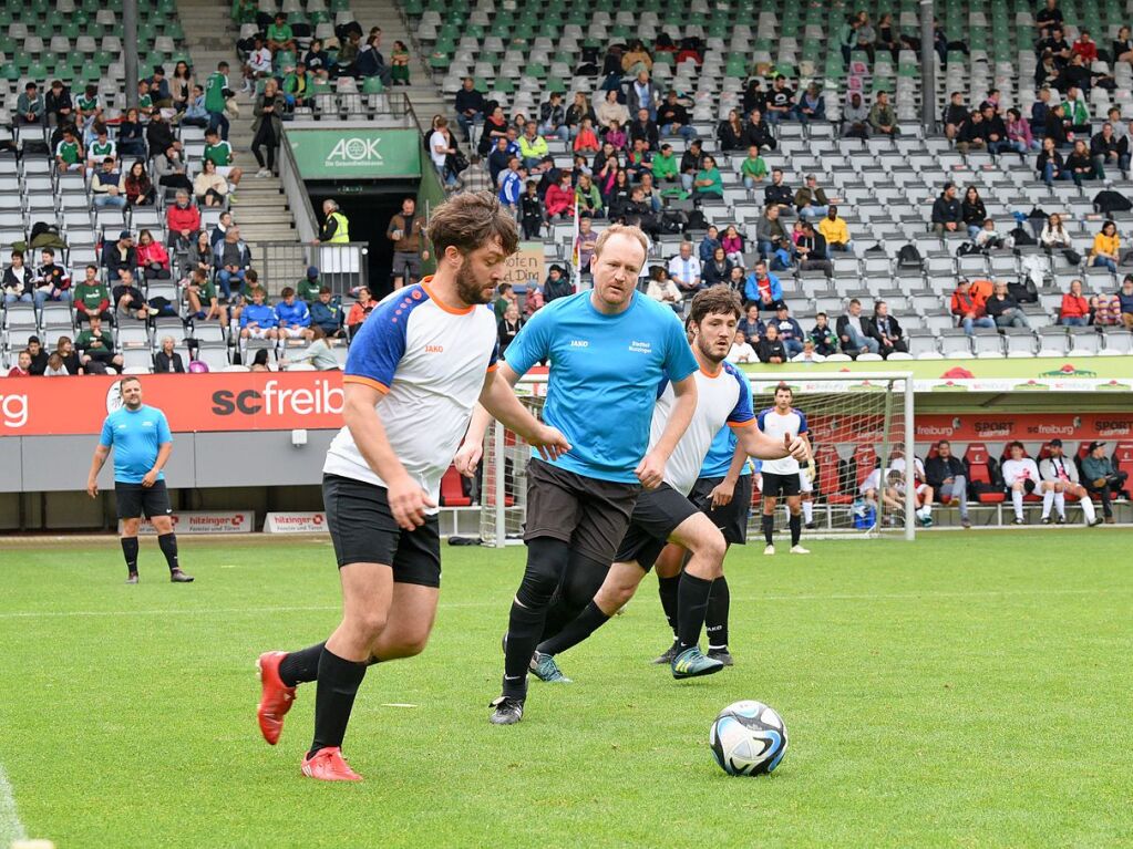 Mit viel Engagement ging es fr Teams und Zuschauer im Dreisamstadion zur Sache.