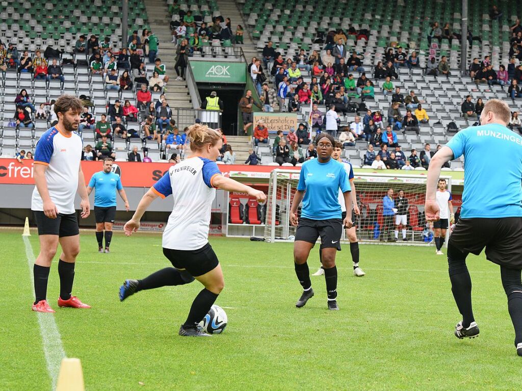 Mit viel Engagement ging es fr Teams und Zuschauer im Dreisamstadion zur Sache.