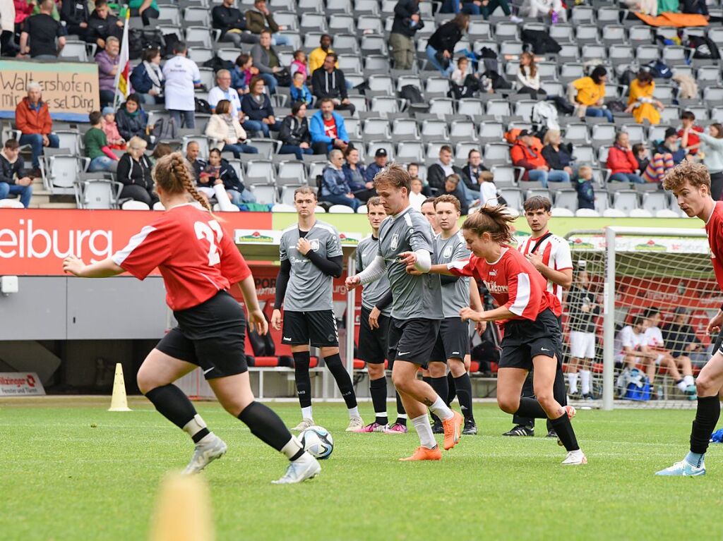 Mit viel Engagement ging es fr Teams und Zuschauer im Dreisamstadion zur Sache.