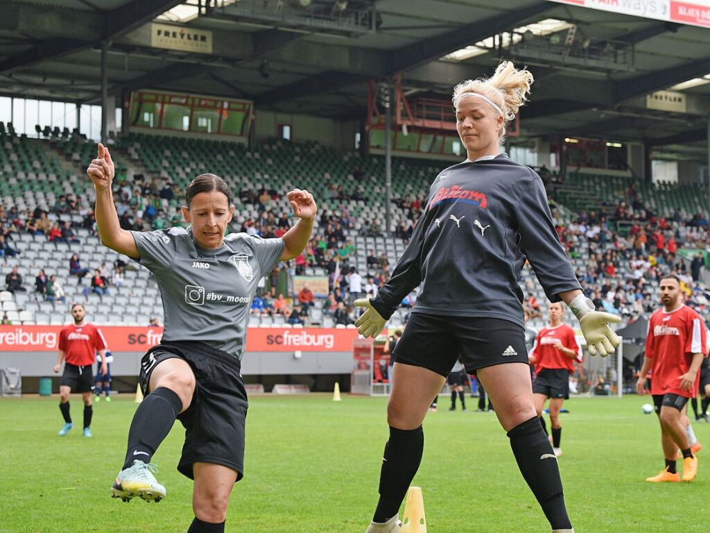 Mit viel Engagement ging es fr Teams und Zuschauer im Dreisamstadion zur Sache.