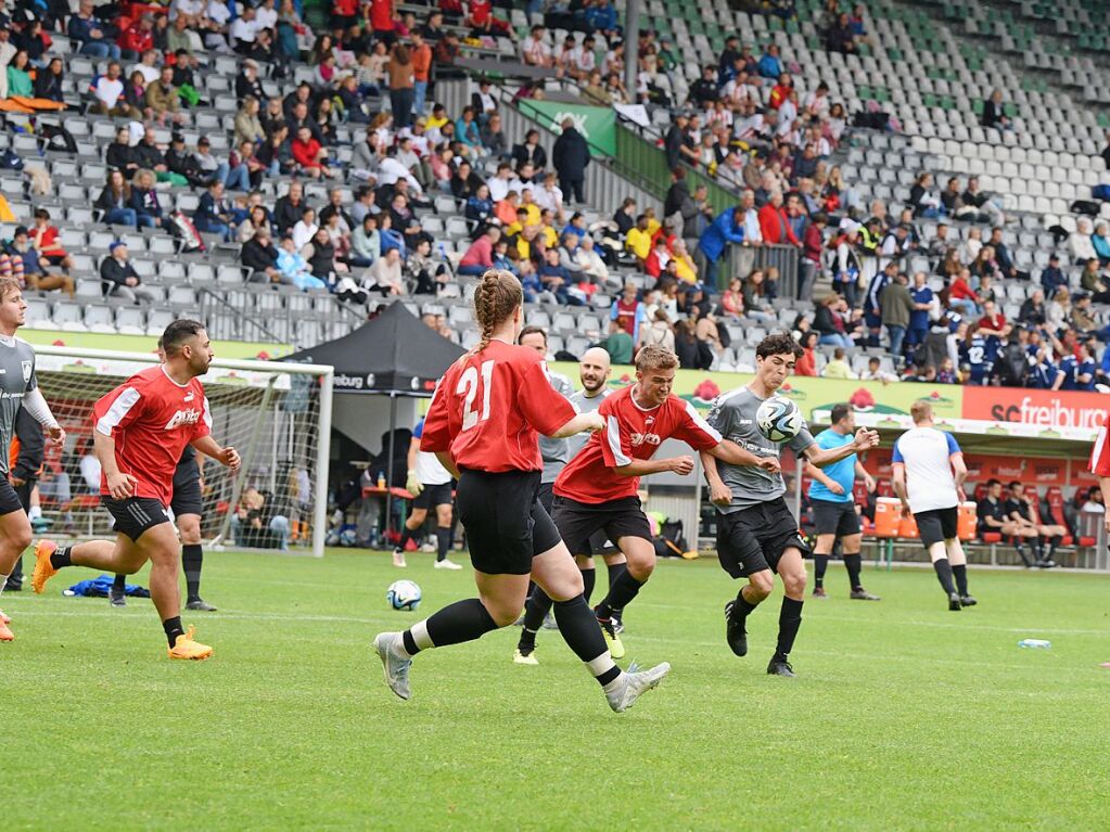 Mit viel Engagement ging es fr Teams und Zuschauer im Dreisamstadion zur Sache.