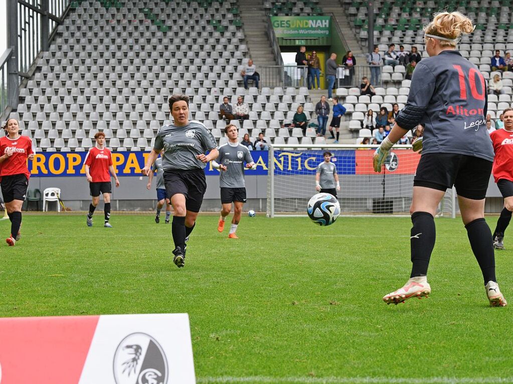 Mit viel Engagement ging es fr Teams und Zuschauer im Dreisamstadion zur Sache.