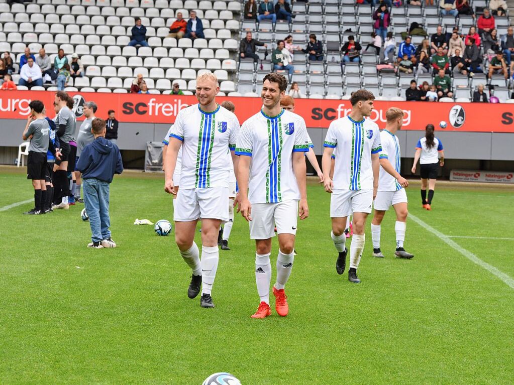 Mit viel Engagement ging es fr Teams und Zuschauer im Dreisamstadion zur Sache.