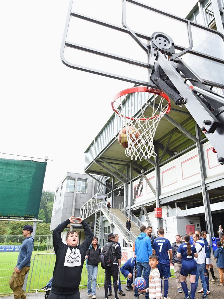 Mit viel Engagement ging es fr Teams und Zuschauer im Dreisamstadion zur Sache.