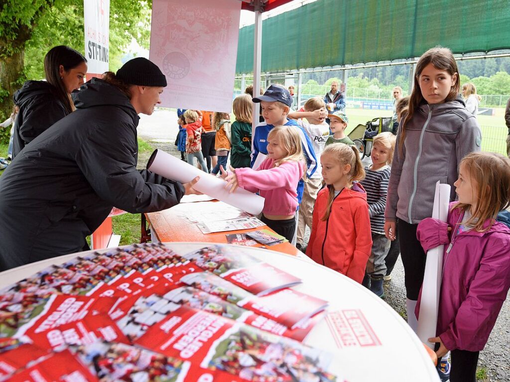 Mit viel Engagement ging es fr Teams und Zuschauer im Dreisamstadion zur Sache.