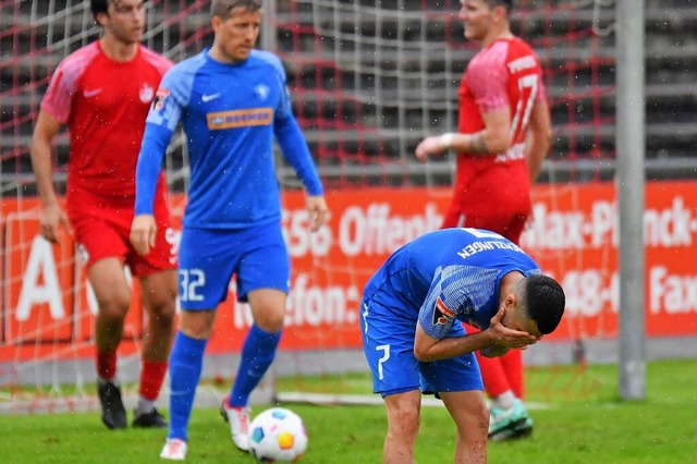 Enttuschung beim FC Denzlingen (vorne...aus der Oberliga Baden-Wrttemberg ab.  | Foto: Wolfgang Knstle