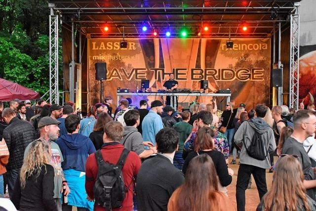 Treibende Beats und frhliche Stimmung bei Rave the Bridge unter Lrrachs Autobahnbrcke