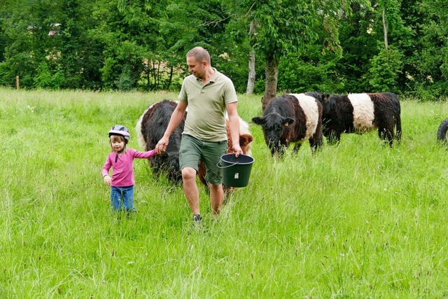 Sebastian Schchtele mit der vierjhri...en wie robusten Belted-Galloway-Rinder  | Foto: Andrea Drescher