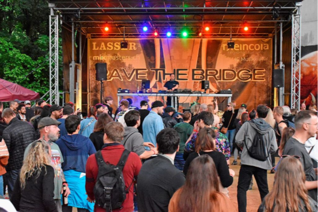 Treibende Beats und frhliche Stimmung bei Rave the Bridge unter Lrrachs Autobahnbrcke