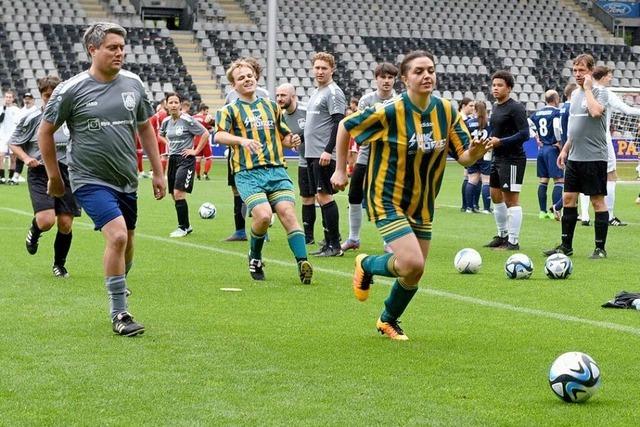 Fotos: Fuballmannschaften aus den Freiburger Stadtteilen kmpfen im Dreisamstadion um den Titel