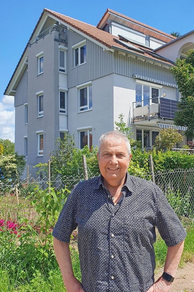 Der Architekt Volkmar Bensch vor dem Haus, das er selbst gebaut hat.  | Foto: Sebastian Krger