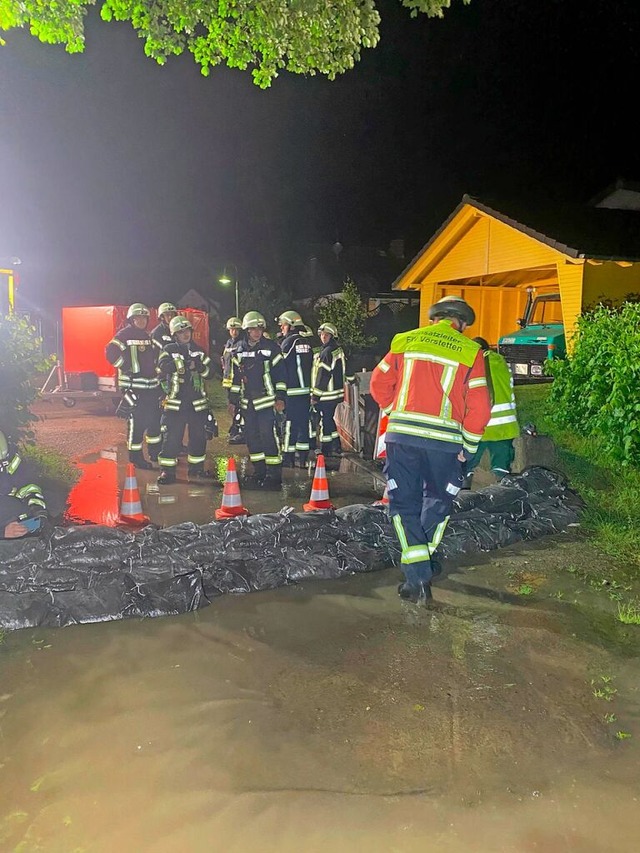 Mit Sandscken sichert die Feuerwehr Vrstetten das Wasser.  | Foto: Feuerwehr Vrstetten