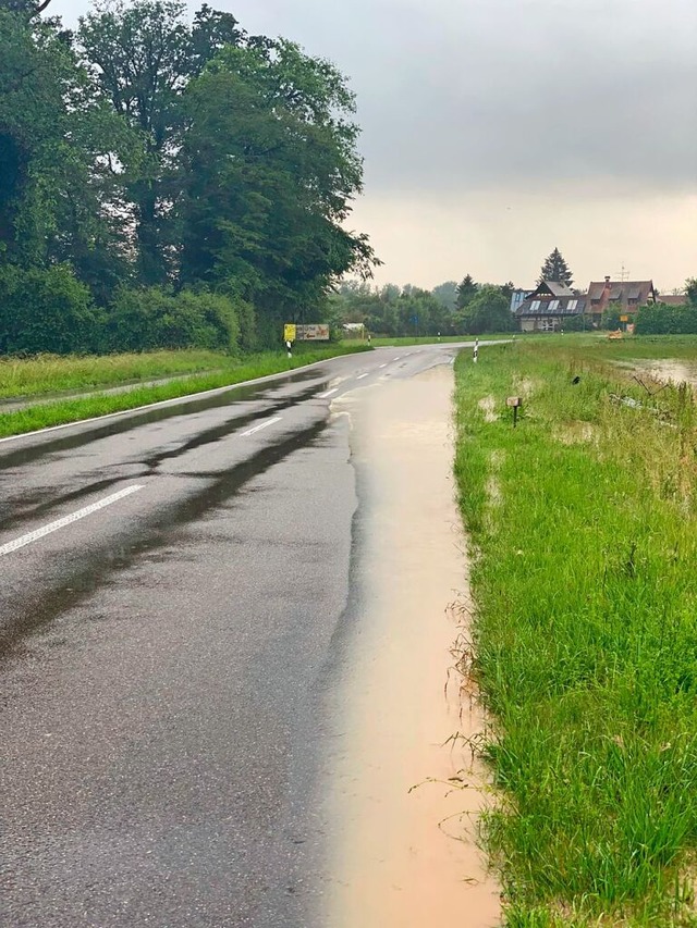 Teile der Kreisstrae von Vrstetten n...hen am Sonntag, 2. Juni, unter Wasser.  | Foto: Feuerwehr Vrstetten