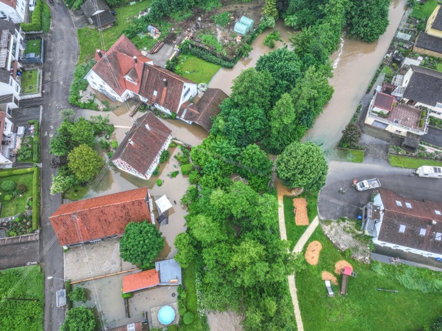 Blick auf Tferrot, wo der Fluss Lein ...r und berschwemmungen verursacht hat.  | Foto: Jason Tschepljakow (dpa)