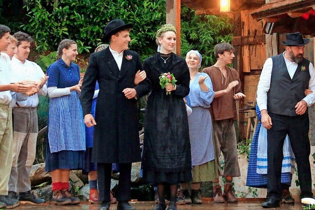 Eine Hochzeit vor der Kulisse des hist...s zeigte das Ensemble teils in Tracht.  | Foto: Heidi Fel