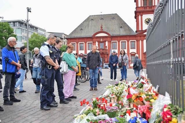 Polizisten und zahlreiche weitere Brg...ackiert wurde. Er verstarb am Sonntag.  | Foto: Ren Priebe (dpa)