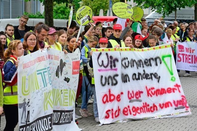 Rund 400 Mitarbeitende streiken am Montag vor der Uniklinik in Freiburg