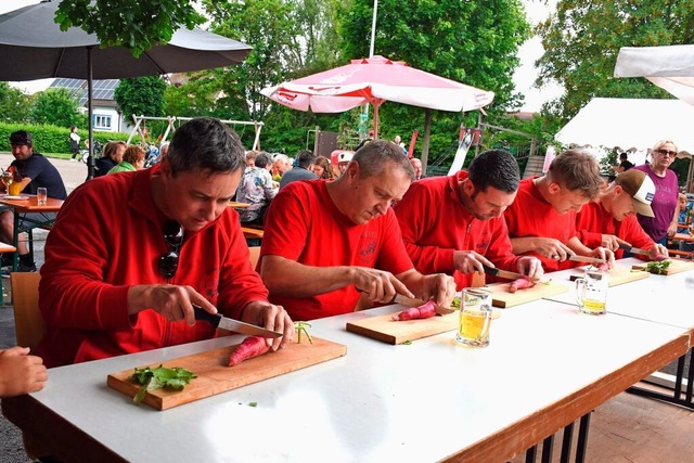 Wer macht die lngste Rettich-Girlande...er Kolibacher schnippeln um die Wette.  | Foto: Roland Vitt