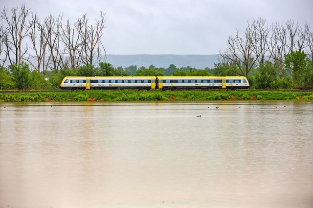 Ein Zug fhrt an einer vom Regen berf...iedlingen (Landkreis Biberach) vorbei.  | Foto: Thomas Warnack (dpa)