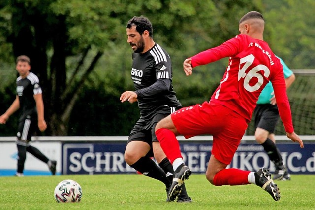 Spielertrainer Vedat Erdogan (links) b... FC Wallbach (hier Ali Kara) auf Kurs.  | Foto: Matthias Konzok