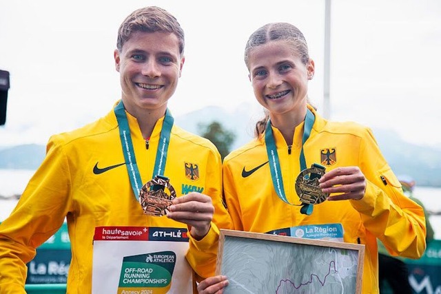 Schnelle Geschwister: Lukas und Julia ... sich nach der EM ber ihre Medaillen.  | Foto: eeee