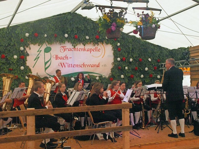 Den Auftakt der Konzerte beim Musikfes...nntag machte die Stadtmusik Lenzkirch.  | Foto: Karin Stckl-Steinebrunner