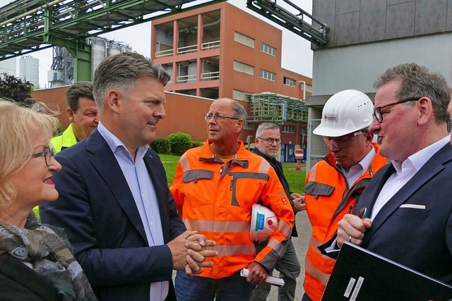 Sabine Hartmann-Mller und Andreas Schwab mit Hermann Becker im Gesprch  | Foto: Sebastian Kurtenacker