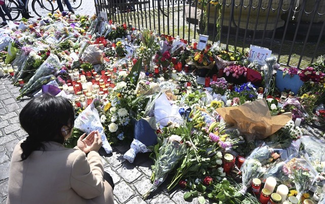 Menschen legen am Mannheimer Marktplat..., Blumen zum Gedenken an das Opfer ab.  | Foto: Uli Deck (dpa)