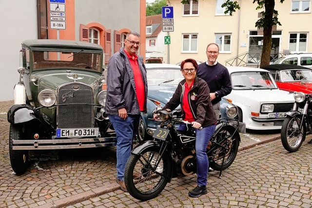 Rund 300 historische Fahrzeuge werden ...d Brgermeister Daniel Kietz (rechts).  | Foto: Dieter Erggelet