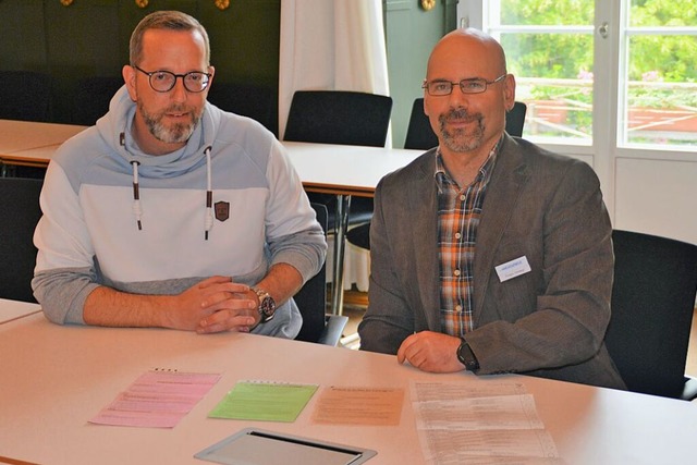 Marcus Krispin (links) und Gregor Hoda...en die Vorbereitung der Wahl im Griff.  | Foto: Edgar Steinfelder