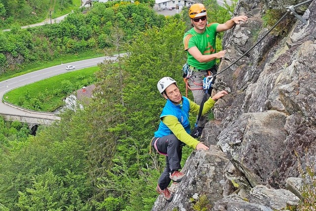 Der Vorsitzende Trudpert Rees und Fels...22 Meter hohen Schwimmbadfelsen empor.  | Foto: Gerald Nill