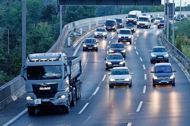 Ein Mann ist in den frhen Morgenstunden auf der A5 tdlich verletzt worden.  | Foto: Carsten Koall (dpa)