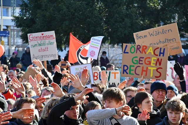 In Lrrach gingen Menschen Anfang des ...mus und fr Demokratie auf die Strae.  | Foto: Barbara Ruda