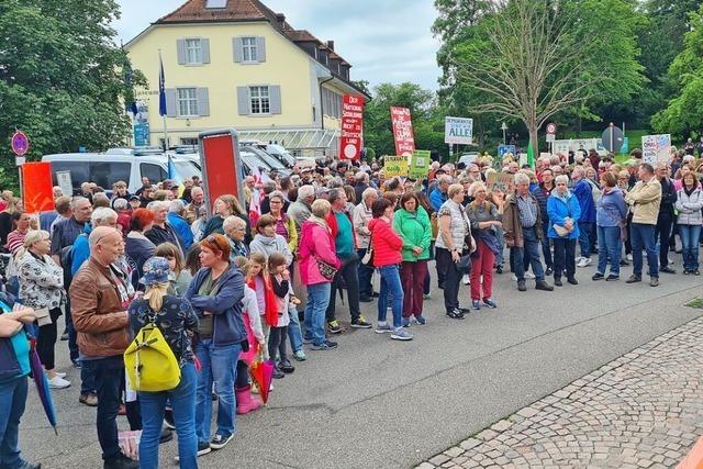 400 Menschen demonstrieren gegen AfD-Auftritt in Haus Salmegg in Rheinfelden