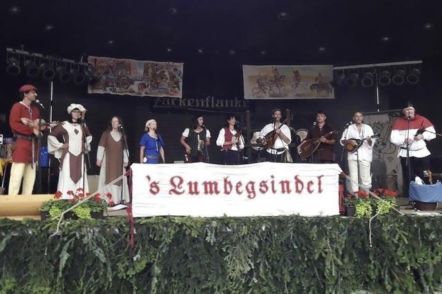 Das Lumbegsindel gibt ein Konzert im Waldkircher Pfarrgarten