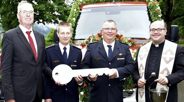 Nachdem Pfarrer Rolf Paschke (rechts) ...altenbach und Thomas Seng (von links).  | Foto: Horst Dauenhauer