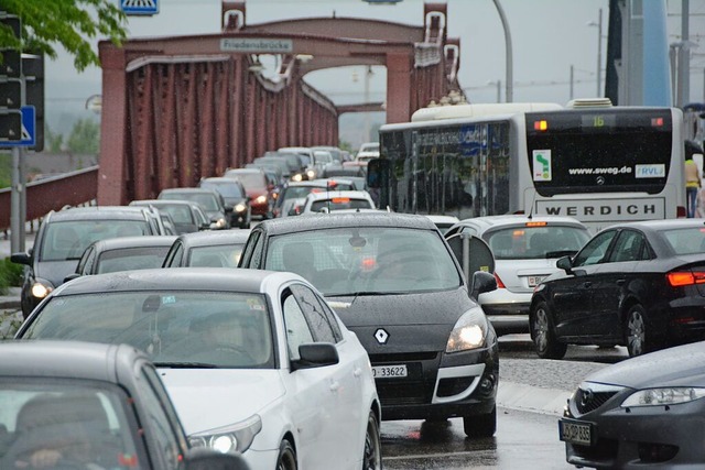 Stau auf der Friedensbrcke in Weil am Rhein  | Foto: Hannes Lauber