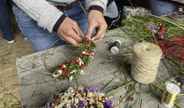 Die Blumenkrnze, die beim Aktionstag ...efertigt wurden, sind echte Hingucker.  | Foto: Mario Schneberg