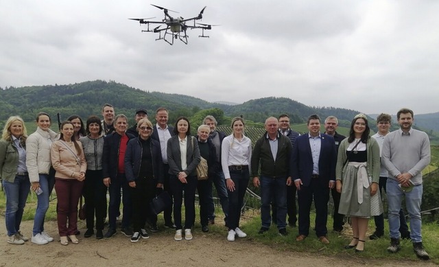 Pflanzenschutz mittels Drohne  in der ...ationen fr die Delegation  aus Vidin.  | Foto: Winfried Kninger