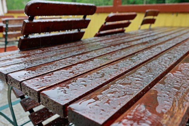 Regenwasser steht auf den Tischen einer Auengastronomie (Symbolbild)  | Foto: Matthias Bein (dpa)