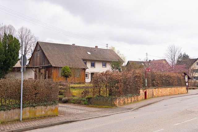 Das zur Neubebauung vorgesehene Anwese...ck geplant, am Ende der Bushaltebucht.  | Foto: Hubert Gemmert