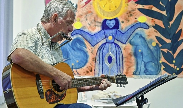 Mit Gitarre, Mundharmonika und meist a...ge Rieger eine wohltuende Atmosphre.   | Foto: Endrik Baublies