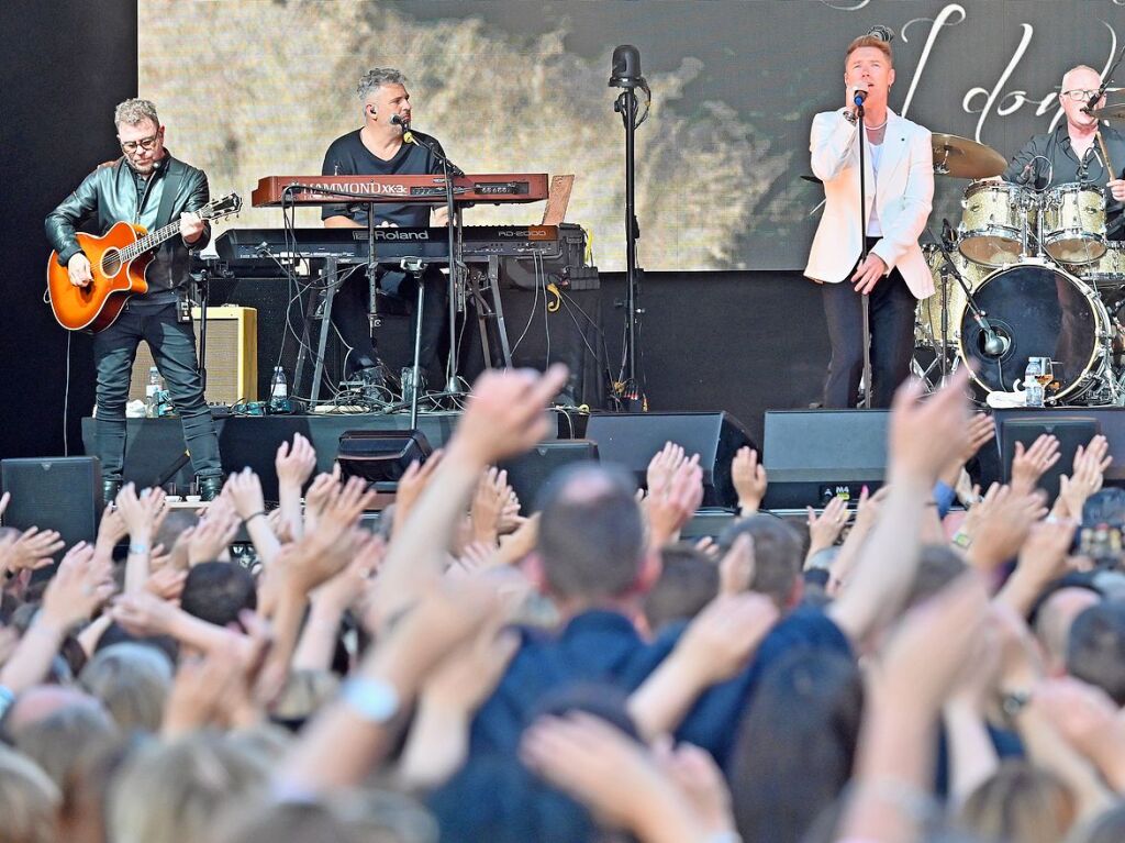 Vor 3500 Fans trat Ronan Keating am ersten Abend der Mnsterplatzkonzerte in Freiburg auf.