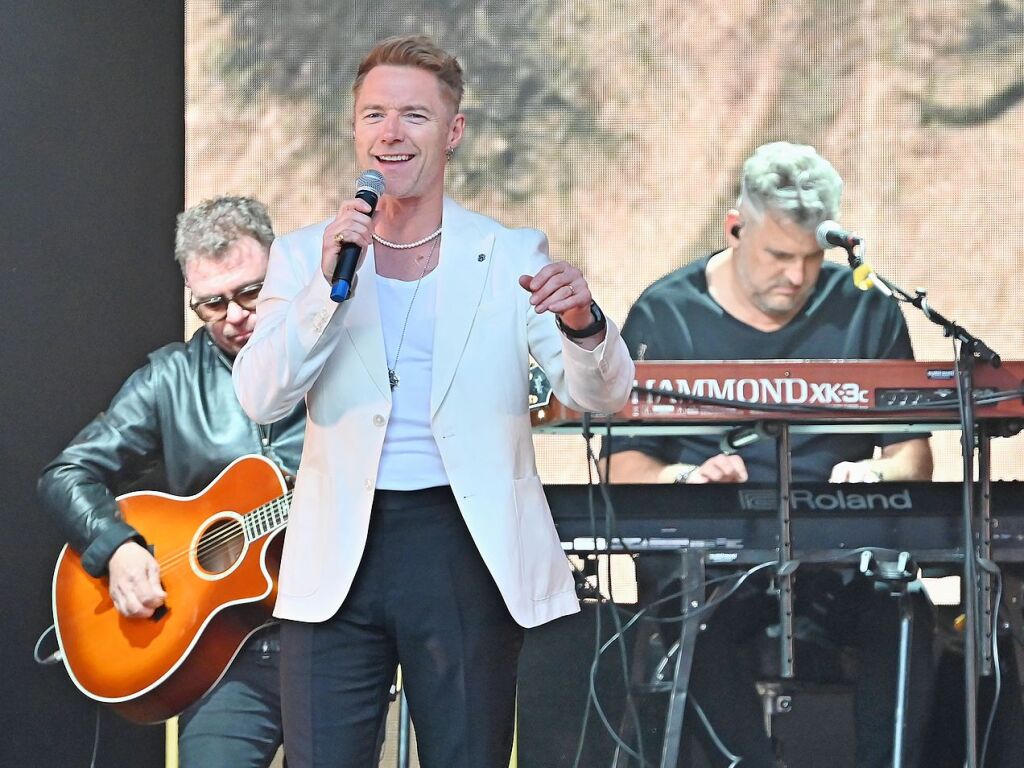 Vor 3500 Fans trat Ronan Keating am ersten Abend der Mnsterplatzkonzerte in Freiburg auf.