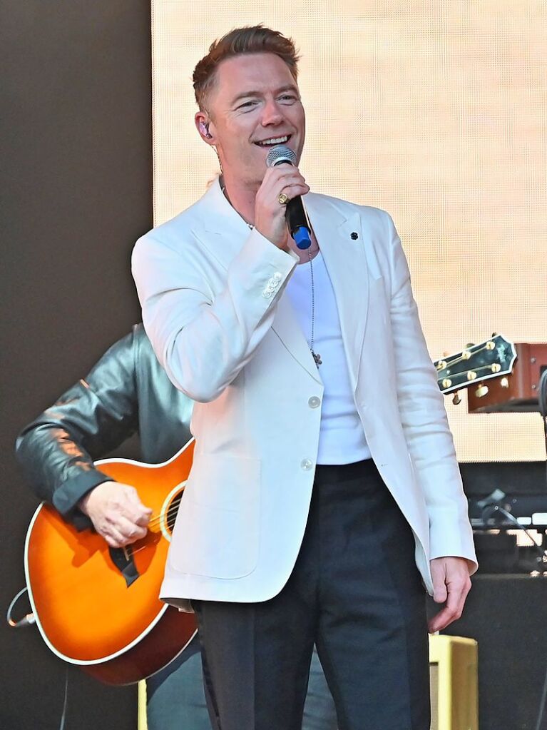 Vor 3500 Fans trat Ronan Keating am ersten Abend der Mnsterplatzkonzerte in Freiburg auf.