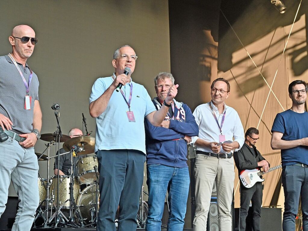 Die Veranstalter Bela Gurath, Hans-Georg Kaiser, Leander Hotaki und Marc Owald mit OB Martin Horn auf der Bhne.