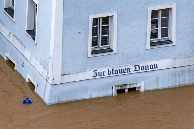 An der unteren Donau bleibt die Lage angespannt.  | Foto: Armin Weigel (dpa)