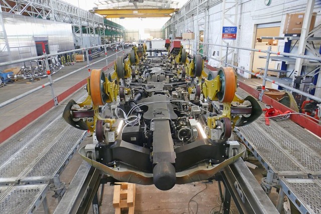 Ein Zug des Arthur-Fahrgeschfts steht...rkstatt von Mack Rides in Herbolzheim.  | Foto: Philipp Peters