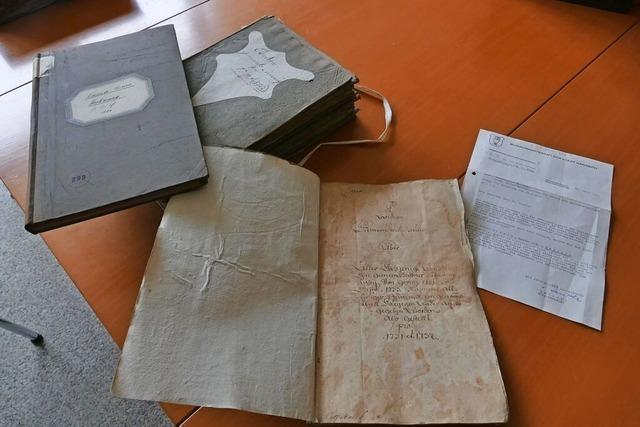Historischer Schatz: Kandern bekommt seine Rechnungsbcher von 1731 bis 1955 zurck