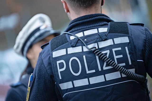 Die Polizei ist derzeit wegen einer Be...der Karlstrae gefordert (Symbolfoto).  | Foto: Marijan Murat (dpa)